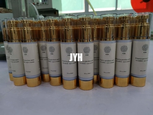 La crème hydratante organique avec de l'acide hyaluronique hydratant la peau dodue éclairent et rajeunissent