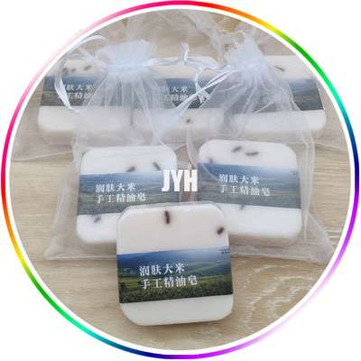 Les mains de nettoyage thaïlandaises de lavage de savon d'huile essentielle de noix de coco de riz lavent Bath de visage