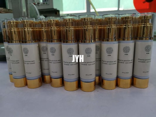 La crème hydratante organique avec de l'acide hyaluronique hydratant la peau dodue éclairent et rajeunissent