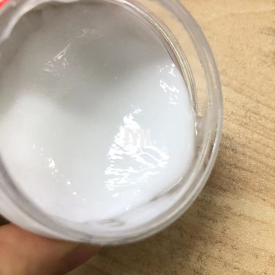 La crème hydratante organique avec de l'acide hyaluronique hydratant la peau dodue éclairent et rajeunissent