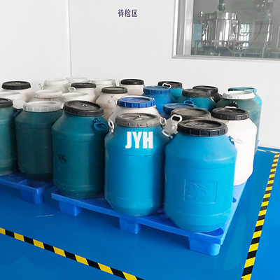 La crème hydratante organique avec de l'acide hyaluronique hydratant la peau dodue éclairent et rajeunissent